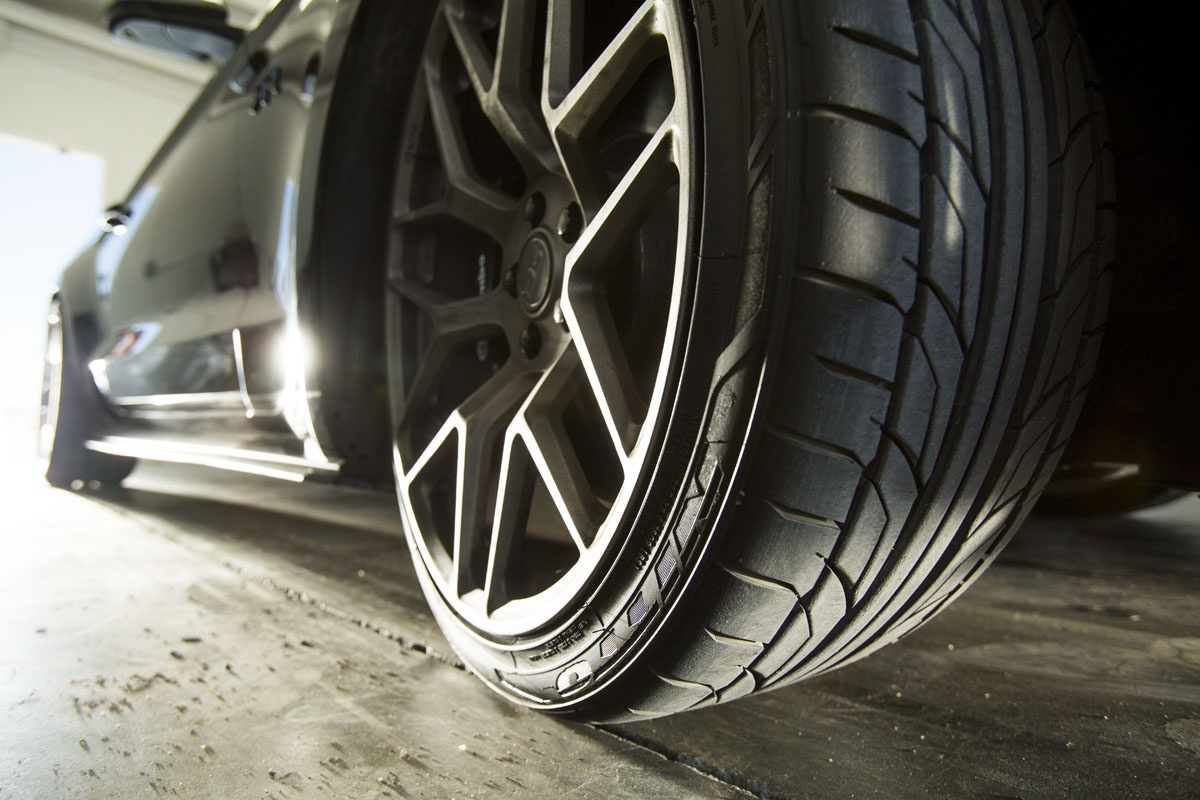 Close-up_rear-tire_black-garage_NItto_NT555G2_Challenger_03.jpg