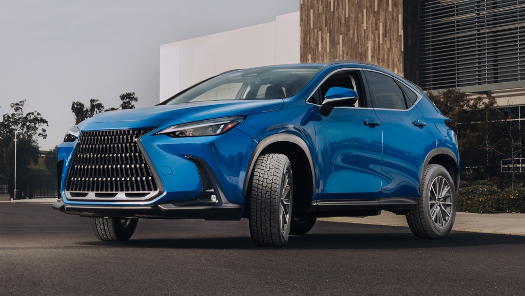 Lexus Motivo 365_blue-CUV_officeBG.jpg