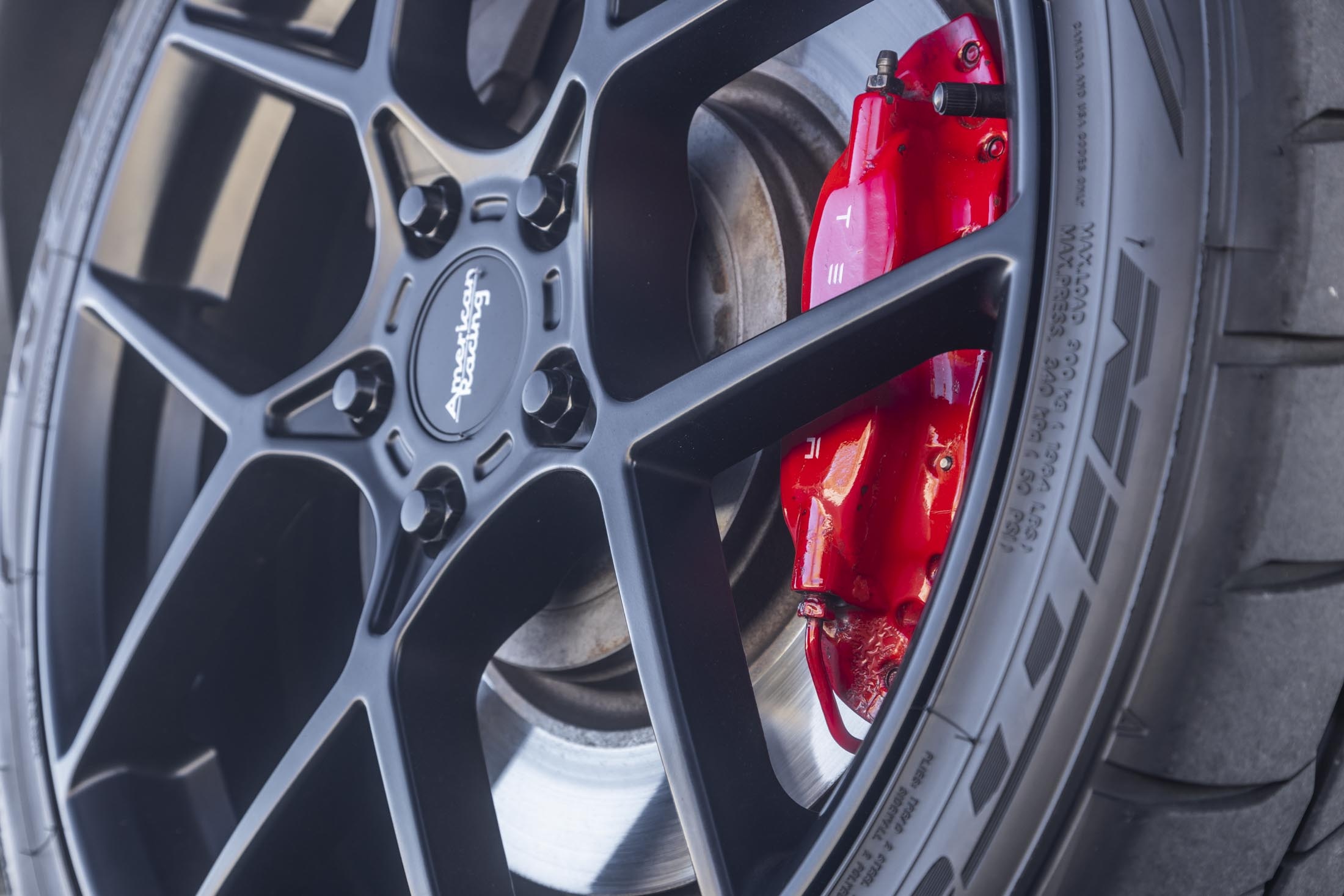 close-up-tire_red_BB1A8191.jpg