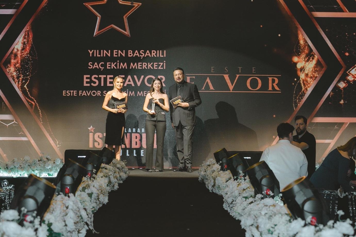 giyim, konser, adam, insan, kişi, şahıs içeren bir resim Yapay zeka tarafından oluşturulmuş içerik yanlış olabilir.